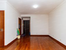 老静安花园小区,小区前排中间楼栋,纵览园林绿化。