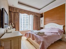 正看小区花园+湖景看中价格可以沟通房龄新,诚售4房