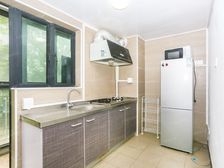 总价低南北三房,出入方便,客厅带阳台边套,正南朝向