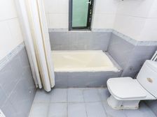 总价低南北三房,出入方便,客厅带阳台边套,正南朝向