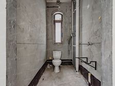 南京西路小别墅,拥有花园和地下室,电梯