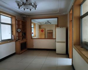 邻九小,步梯二楼,三室售65万,南北,88平米,带地下室。