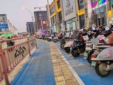 高人气小区门口铺!万达华府小区门口临街大开间207平300万