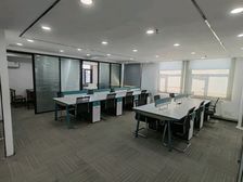 英协广场交通方便,临近地铁,装修豪华,价格便宜。