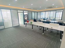 上下班方便,楼下吃住配套齐全。