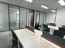 设备齐全!研发园全新装修130平精装带两隔间!