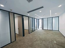 南商地铁口 桑德兹大厦135平 朝南 4隔间 楼下商业街