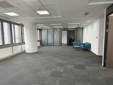 南商地铁口 永强大厦227平 带家具 三隔间