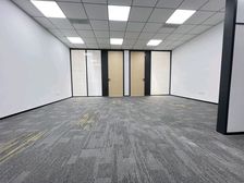 客运中心旁 创意园区100平 带家具 隔间