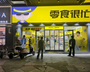 年租17万!临街昭示大门头!商业气氛好!肯德基旁!前坪可停车