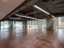 年前一口价30一平!4号线地铁口,保利国际广场出租,江景房