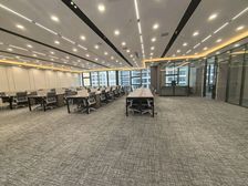 租金单价39一平,滨江福晟电梯口1200平,豪华装修地铁口