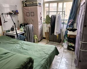 市中心,步梯二楼,南北,54平,售45万,免大税,带小房