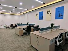 盘龙区丨交银大厦精装商业写字楼出租丨215三个隔间带办公家具