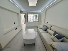 房子是三室一厅东打头的格局,楼层采光好,精装修