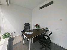 建外SOHO精装修带家具 领包入住 有上下水 24空调