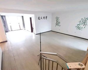 邻16中,洋房,三室两厅两卫,南北,140平米,售130万。