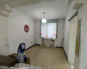 河东太阳城二院附近 三居室 老证,带阳面车库。