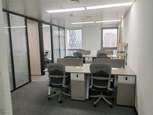 远洋国际中心 全新精装修西北向 3 15工位配家具绿植