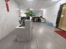 电梯口,皇冠大厦340平精装带多个隔间。