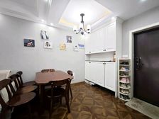 原房东精装修,拎包入住,距离银泰很近