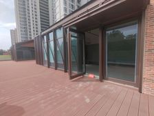 新上沿街门市,门前开阔二楼使用空间赠送面积大室内有楼梯上二楼