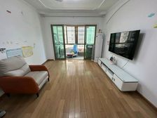 距离银泰一路之隔,楼下就是学校