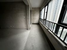 次新小区,小区环境好,出了小区就是商场