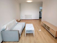 兴隆家园北区一居室出售,客厅卧室各有阳台。