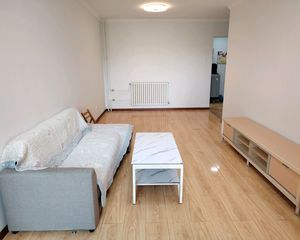 兴隆家园北区一居室出售,客厅卧室各有阳台。