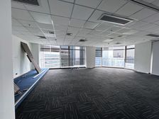 东南:向产证251平,仅租90含税,体育中心耀中广场,林和西