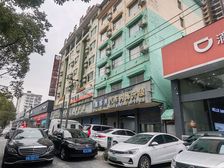 临街整栋酒店带三间门面带多车位带后花园1009.6平200万