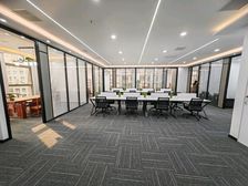 利海亚洲国际,电梯口全新精装修带办公用具6加1格局,双面采光