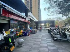 2000户小区出入口铺带租出售月收7300元