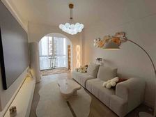 市中心!人信汇旁!电梯中层!温柔奶油风!精装三房!边户!