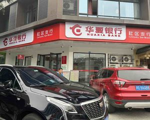 可5成!年租32万,随时看(华夏银行)租约8年,地铁口,包税