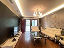 江津路大润发旁!带车库!全房暖气!实木家具!五千急售