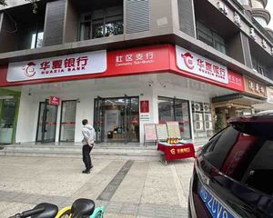 租230元每平(华夏银行)15米大转角,十字路口,双医院地铁