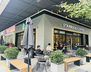 金融城旁!大开间转角铺(星巴克)年租20万,双证齐全,过户快