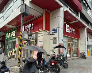地铁口,年租19万转角铺(良品铺子)双面开间,过户快,双证齐