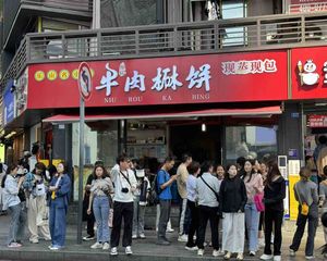 十字路口!成熟临街转角铺,年租16万,8米大开间,当天过户
