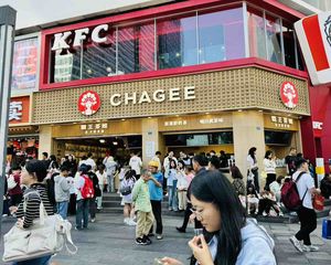 缺钱急售!年租20万(霸王茶姬)转角铺12米大开间,双证齐全