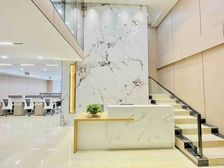 地铁口 金融城上下300平 租金14000元 6个办公室