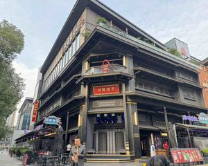 东郊记忆川西坝子旗舰店急售,年租38万,旅游人群密集,证齐全