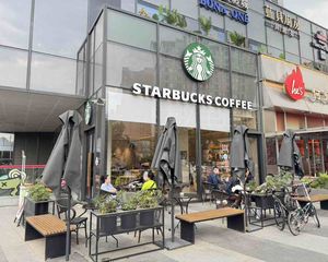 破产!变现出售星巴克,年租22万,6米高带50平外摆区,证齐