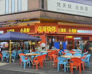 市中心大转角铺出售!年租22万,带200平外摆,产权干净包税