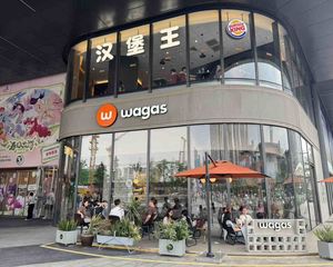 东郊记忆旁,大转角铺奶茶店出售,年租25万,成熟临街商场门口