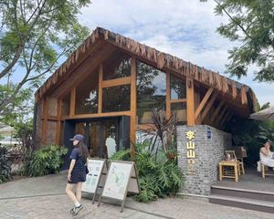 麓坊中心临街现铺 221平6米层高 总价200万产权清晰 !