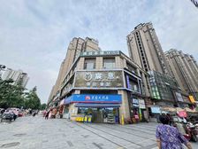 降价急售临街门面!年租20万,万人小区,人流量大,产权清晰!