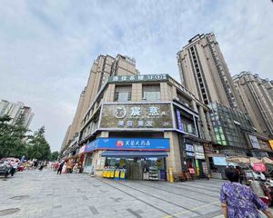 降价急售临街门面!年租20万,万人小区,人流量大,产权清晰!
